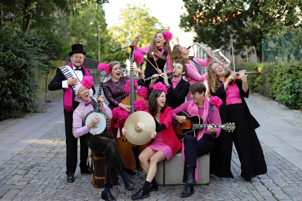 LIVE: Cats and Dinosaurs